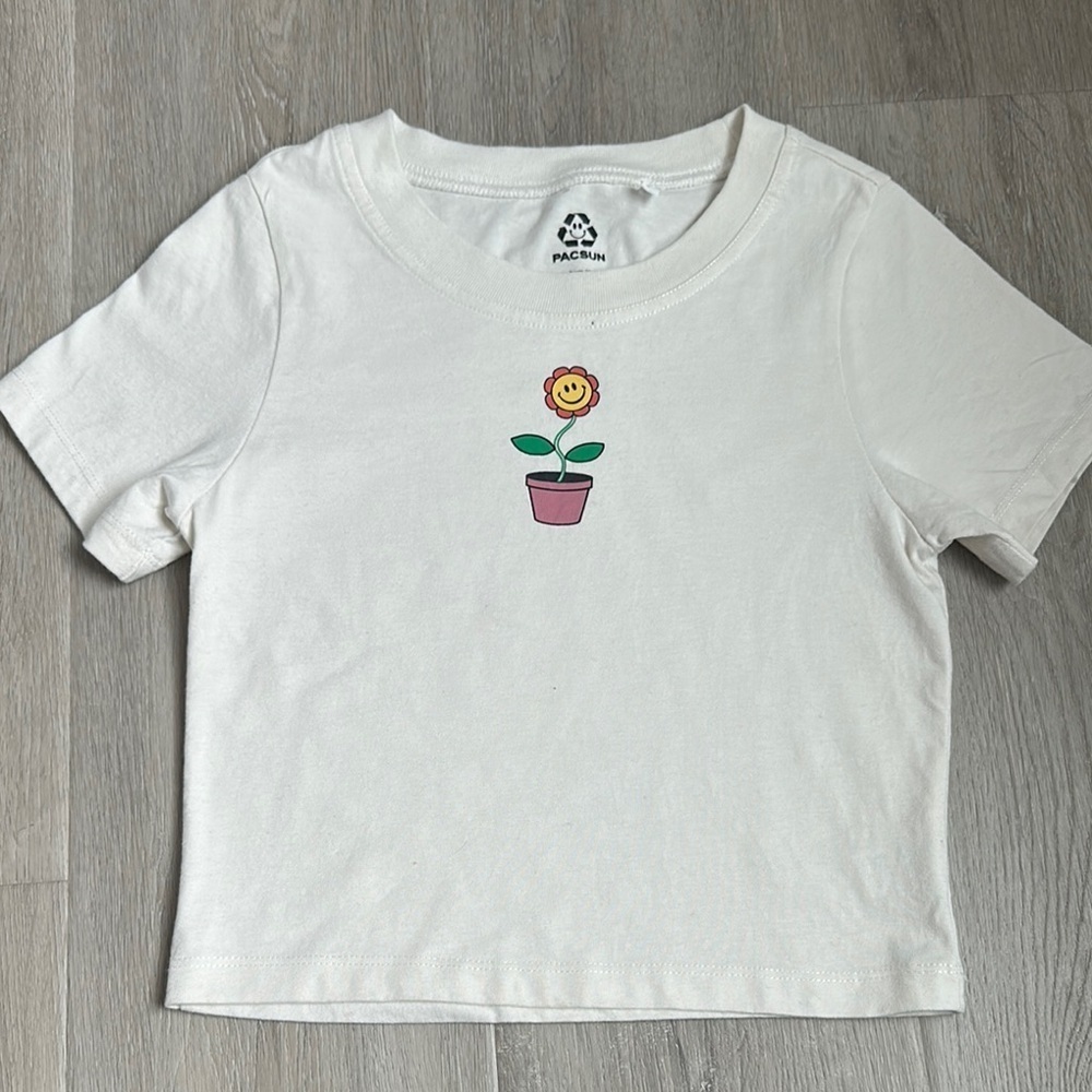 PacSun cropped White T-Shirt with Smiley Flower size Xs